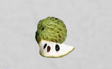 Attier, ou pomme cannelle, entier et ouvert, montrant sa peau verte écailleuse et sa chair blanche crémeuse