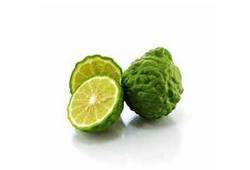 Combavas verts et bosselés, agrumes en C aromatiques