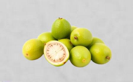 Plusieurs feijoas, fruits verts et ovales, dans une corbeille