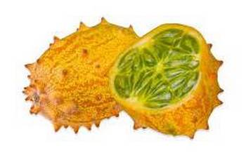 Kiwano coupé en deux, révélant la pulpe verte gélatineuse