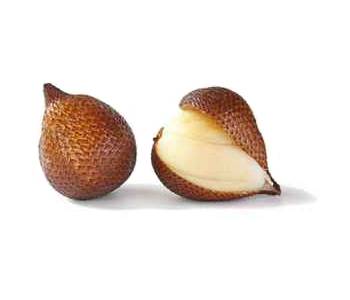 Un salak pelé, révélant les gousses blanches comestibles.